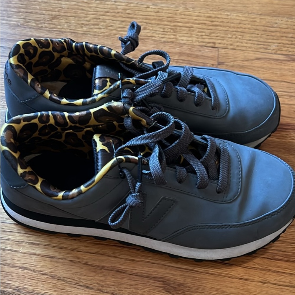 Size 7 women’s new balance sneakers